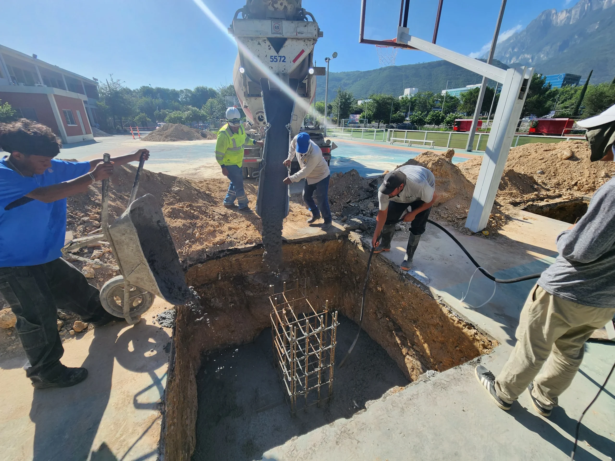 cubierta autosoportante tipo arcotecho en cancha deportiva de basketball en instituto mater en monterrey, nuevo leon