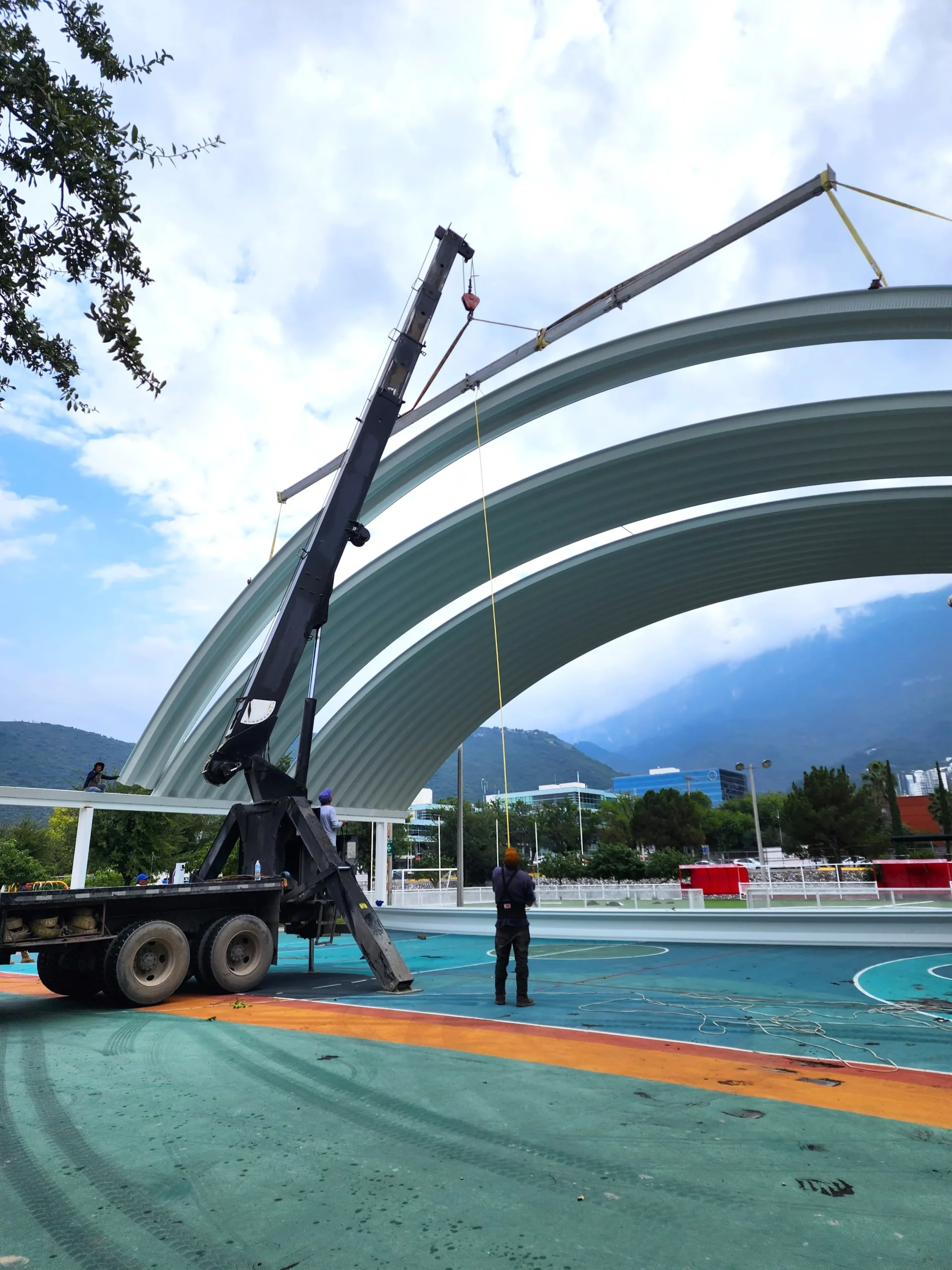 cubierta autosoportante tipo arcotecho en cancha deportiva de basketball vista de frente en instituto mater en monterrey, nuevo leon