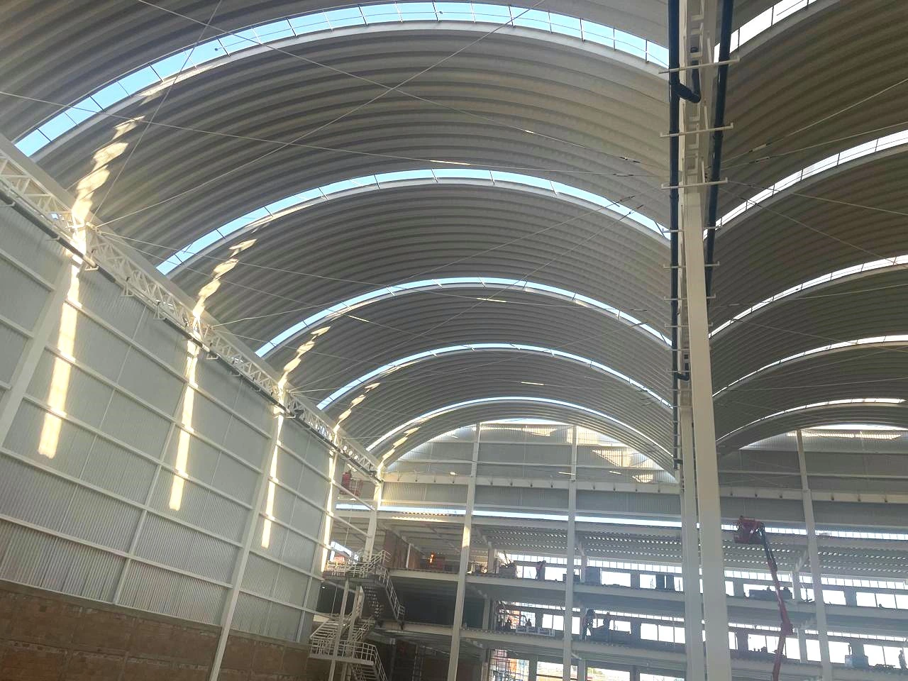 cubierta autosoportante tipo arcotecho en cancha deportiva de basketball vista de frente en instituto mater en monterrey, nuevo leon