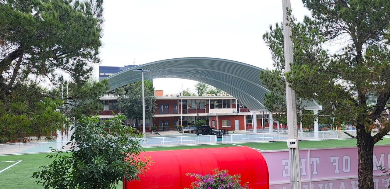 cubierta autosoportante tipo arcotecho en cancha deportiva de basketball vista de frente en instituto mater en monterrey, nuevo leon