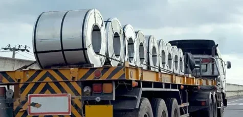 camion con rollo de acero para arcotecho