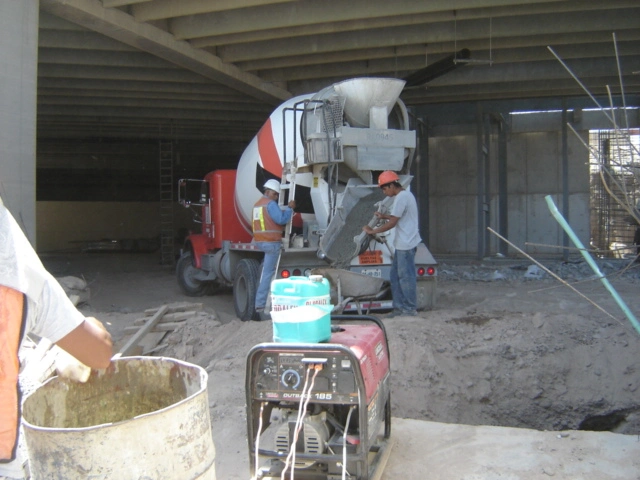 cubierta autosoportante tipo arcotecho en cancha deportiva de basketball vista de frente en instituto mater en monterrey, nuevo leon