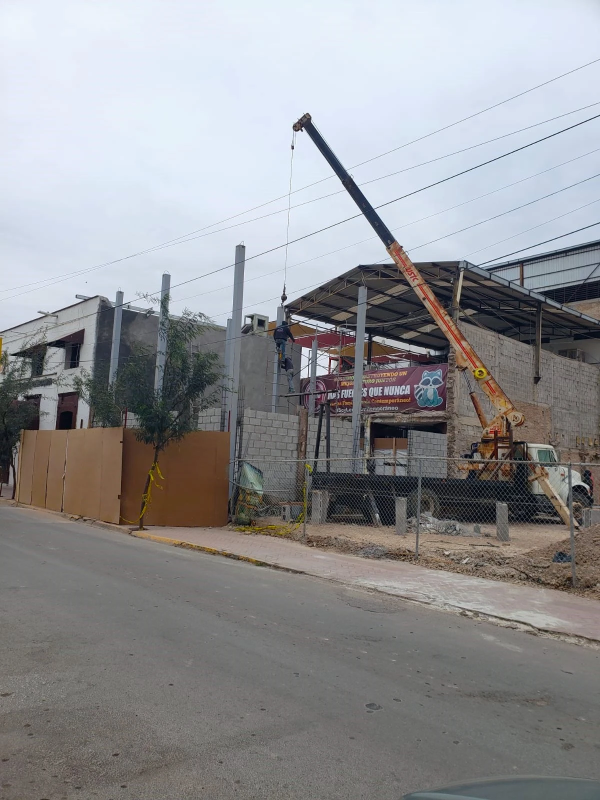 cubierta autosoportante tipo arcotecho en cancha deportiva de basketball vista de frente en instituto mater en monterrey, nuevo leon