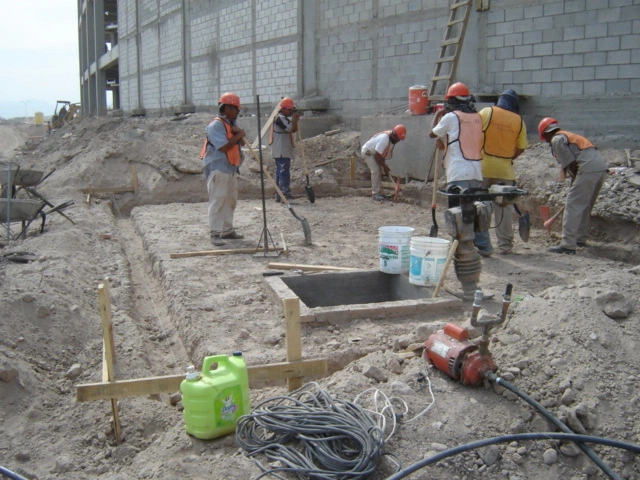 cubierta autosoportante tipo arcotecho en cancha deportiva de basketball vista de frente en instituto mater en monterrey, nuevo leon