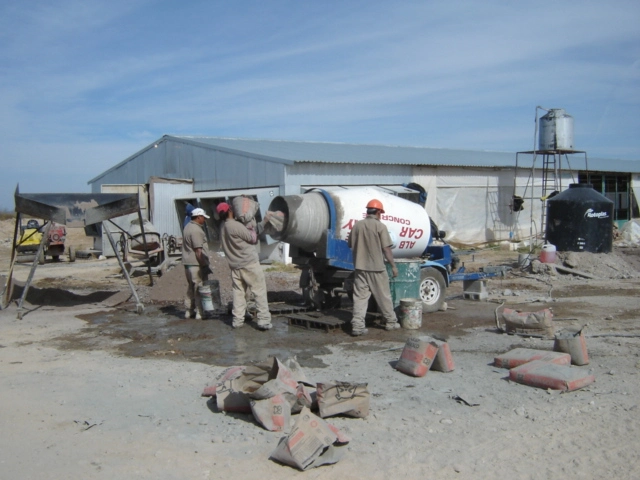 cubierta autosoportante tipo arcotecho en cancha deportiva de basketball vista de frente en instituto mater en monterrey, nuevo leon