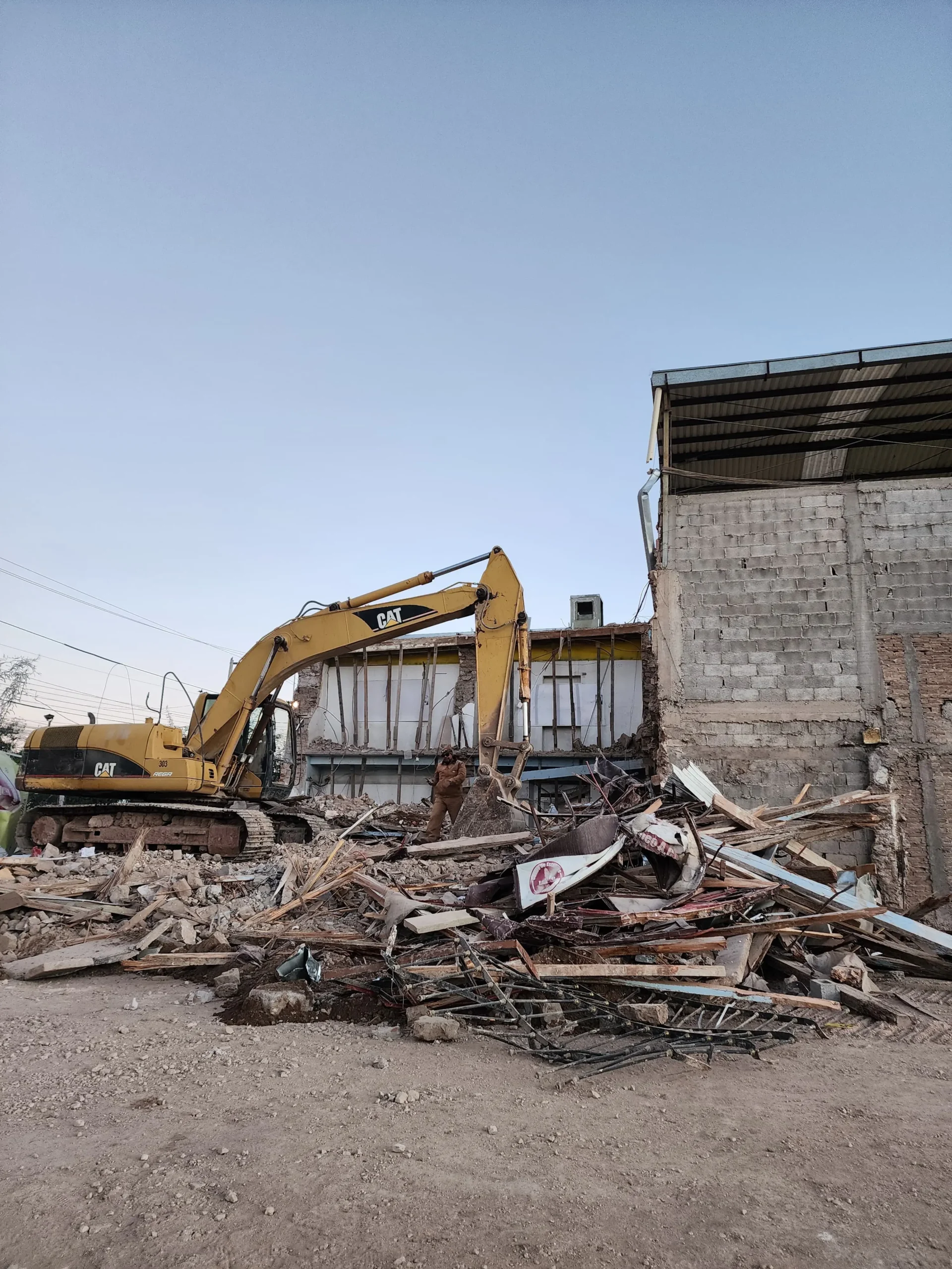 cubierta autosoportante tipo arcotecho en cancha deportiva de basketball vista de frente en instituto mater en monterrey, nuevo leon